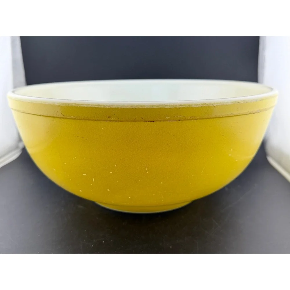 Vintage Pyrex Primary Colors Mixing Bowls: 4qt Red 404 and Yellow, Set of 2